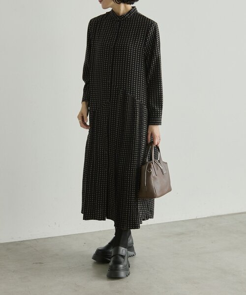 ear PAPILLONNER(イアパピヨネ)の「長袖斜めプリーツOP【SUM1 STYLE】(ワンピース・レディース・ブラック/ダークブラウン・FREE)」の1枚目の写真