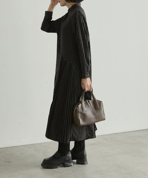 ear PAPILLONNER(イアパピヨネ)の「長袖斜めプリーツOP【SUM1 STYLE】(ワンピース・レディース・ブラック/ダークブラウン・FREE)」の4枚目の写真