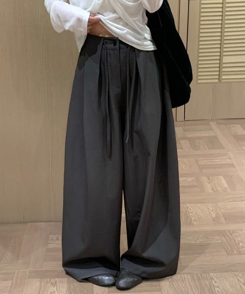 FLINEA(フリネア)の「プリーツリボンリラックスパンツ(その他パンツ・レディース・チャコールグレー/ブラック/ベージュ・FREE)」の2枚目の写真