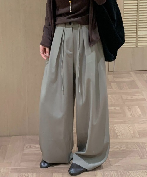 FLINEA(フリネア)の「プリーツリボンリラックスパンツ(その他パンツ・レディース・チャコールグレー/ブラック/ベージュ・FREE)」の4枚目の写真