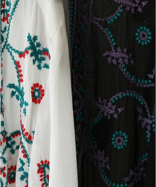 TODAYFUL（トゥデイフル）の「エンブロイダリーロングガウン（カーディガン/ボレロ・レディース・ブラック/ホワイト・FREE）」の6枚目の写真