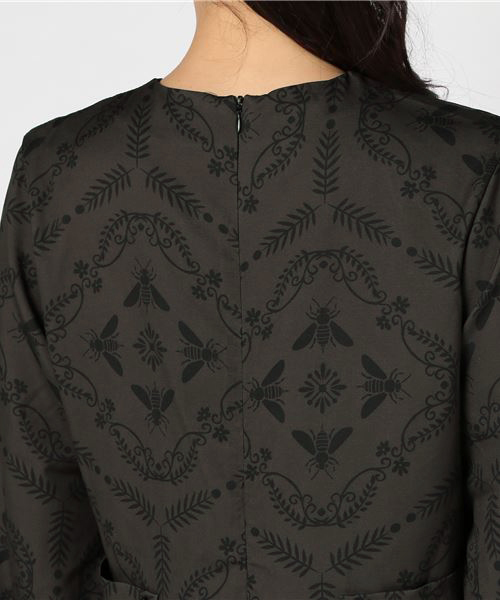 merlot plus（メルロープリュス）の「はちバロック柄ワンピース7226（ワンピース・レディース・ブラック/パープル/オレンジ・FREE）」の4枚目の写真