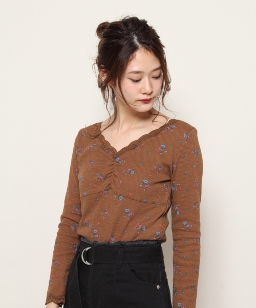 PAGEBOY（ページボーイ）の「VネックレースTシャツ（Tシャツ/カットソー・レディース・ホワイト/ブラック/ブラウン/ベビーピンク・FREE）」の4枚目の写真