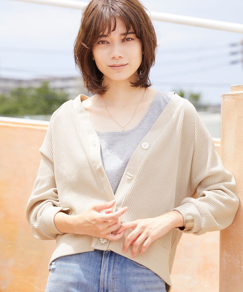 Chaco closet(チャコ クローゼット)の「ボリューム ワッフルカーディガン(カーディガン/ボレロ・レディース・ブラック/ベージュ/オフホワイト/杢グレー/バイオレット・FREE)」の5枚目の写真