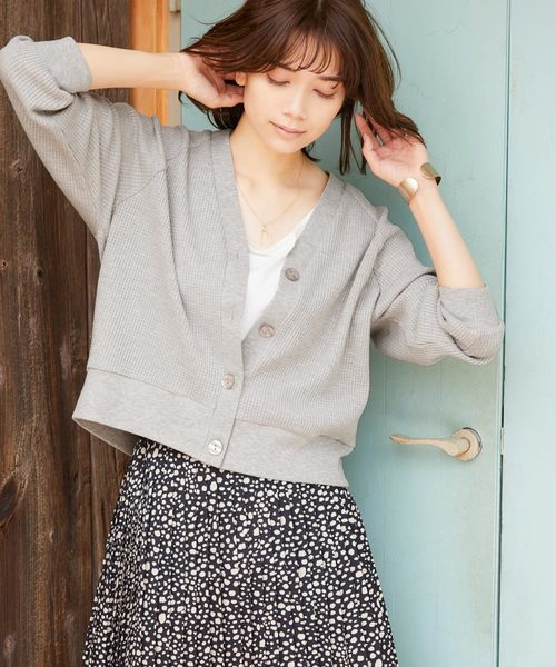 Chaco closet(チャコ クローゼット)の「ボリューム ワッフルカーディガン(カーディガン/ボレロ・レディース・ブラック/ベージュ/オフホワイト/杢グレー/バイオレット・FREE)」の4枚目の写真