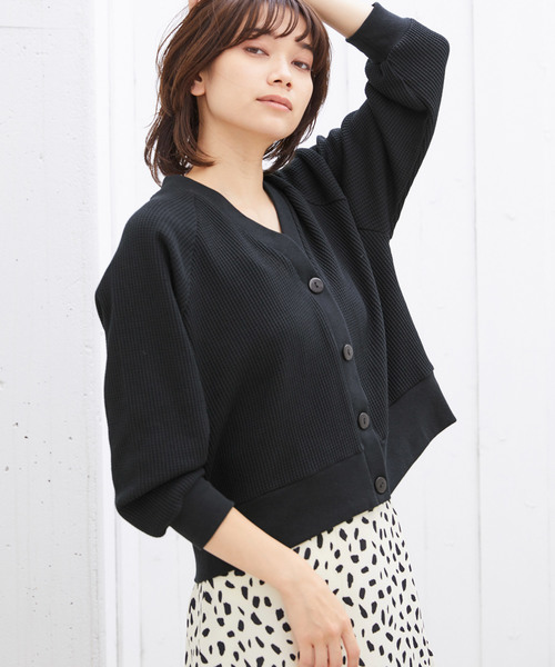 Chaco closet(チャコ クローゼット)の「ボリューム ワッフルカーディガン(カーディガン/ボレロ・レディース・ブラック/ベージュ/オフホワイト/杢グレー/バイオレット・FREE)」の3枚目の写真