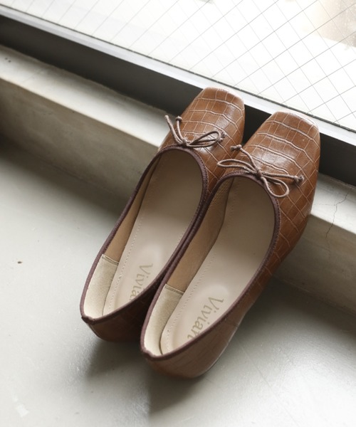 VIVIAN(ヴィヴィアン)の「スクエアトゥフラットバレエシューズ(バレエシューズ・レディース・ブラック系その他2/パイソン/シルバー/イエロー系その他5/レオパード/ボルドー/グレー系その他7/ブルー系その他4/D/E/Beige/ホワイト系その他5/ホワイト×カーキブラウン/パープル系その他/バーガンディー/Olive /White/PINK/Moca/ブラック系その他・22/22.5/23/23.5/24/24.5/25/25.5/26)」の3枚目の写真