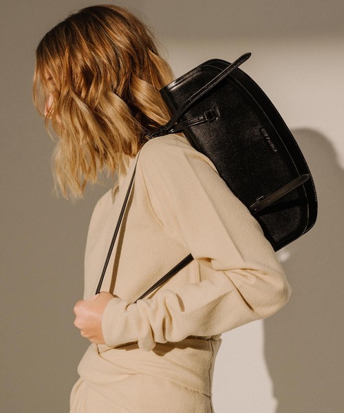 CHARLES & KEITH（チャールズ & キース）の「イロンゲイテッド サドルバッグ / Elongated Saddle Bag（ショルダーバッグ・レディース・ブラック/ブラウン・S）」の3枚目の写真
