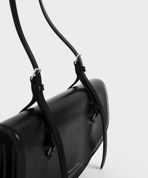 CHARLES & KEITH（チャールズ & キース）の「イロンゲイテッド サドルバッグ / Elongated Saddle Bag（ショルダーバッグ・レディース・ブラック/ブラウン・S）」の6枚目の写真