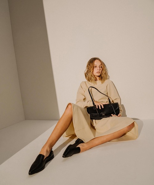 CHARLES & KEITH（チャールズ & キース）の「イロンゲイテッド サドルバッグ / Elongated Saddle Bag（ショルダーバッグ・レディース・ブラック/ブラウン・S）」の7枚目の写真