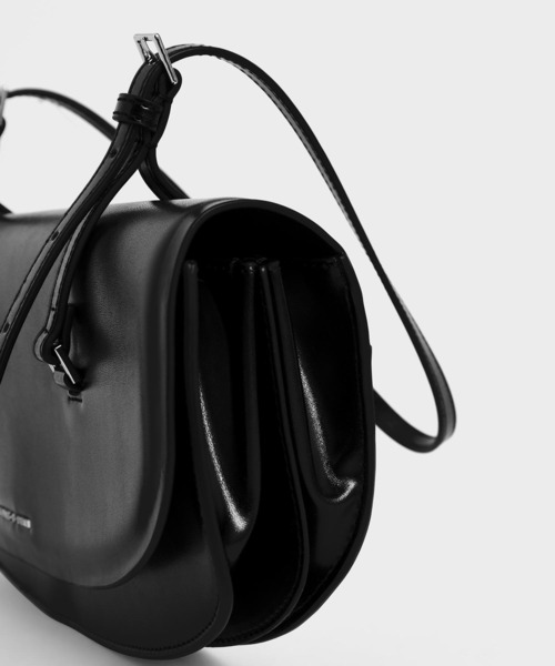 CHARLES & KEITH（チャールズ & キース）の「イロンゲイテッド サドルバッグ / Elongated Saddle Bag（ショルダーバッグ・レディース・ブラック/ブラウン・S）」の8枚目の写真
