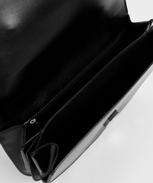 CHARLES & KEITH（チャールズ & キース）の「イロンゲイテッド サドルバッグ / Elongated Saddle Bag（ショルダーバッグ・レディース・ブラック/ブラウン・S）」の9枚目の写真