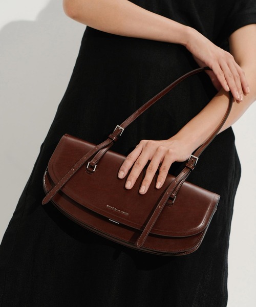 CHARLES & KEITH（チャールズ & キース）の「イロンゲイテッド サドルバッグ / Elongated Saddle Bag（ショルダーバッグ・レディース・ブラック/ブラウン・S）」の10枚目の写真
