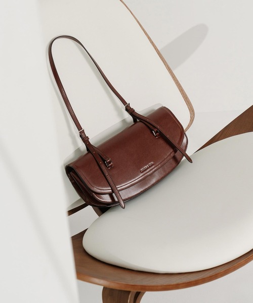 CHARLES & KEITH（チャールズ & キース）の「イロンゲイテッド サドルバッグ / Elongated Saddle Bag（ショルダーバッグ・レディース・ブラック/ブラウン・S）」の12枚目の写真