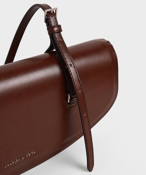 CHARLES & KEITH（チャールズ & キース）の「イロンゲイテッド サドルバッグ / Elongated Saddle Bag（ショルダーバッグ・レディース・ブラック/ブラウン・S）」の13枚目の写真
