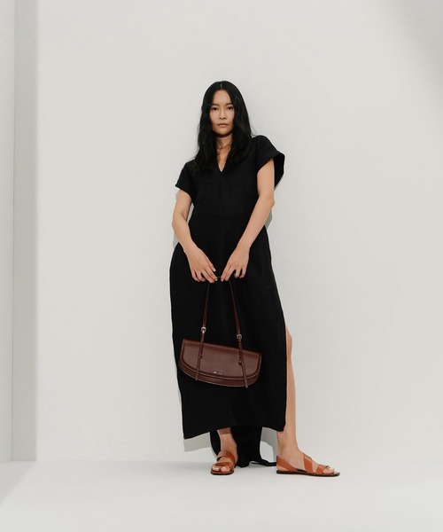 CHARLES & KEITH（チャールズ & キース）の「イロンゲイテッド サドルバッグ / Elongated Saddle Bag（ショルダーバッグ・レディース・ブラック/ブラウン・S）」の14枚目の写真