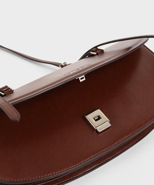 CHARLES & KEITH（チャールズ & キース）の「イロンゲイテッド サドルバッグ / Elongated Saddle Bag（ショルダーバッグ・レディース・ブラック/ブラウン・S）」の15枚目の写真