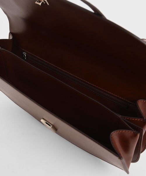 CHARLES & KEITH（チャールズ & キース）の「イロンゲイテッド サドルバッグ / Elongated Saddle Bag（ショルダーバッグ・レディース・ブラック/ブラウン・S）」の16枚目の写真