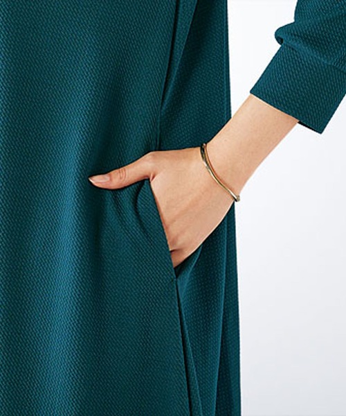 BELLUNA PLUS（ベルーナ）の「ジャカード素材フレアーワンピース（ワンピース・レディース・ターコイズブルー/カーキ/ブラック/テラコッタ/ベージュ/ブルーグレー/パープル系その他/パープル・MEDIUM/LARGE/X-LARGE）」の20枚目の写真