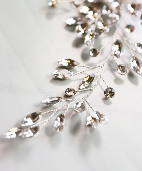 アクセサリー Kana Kana（カナ）の「シルバー リーフモチーフ ビジュー 結婚式 お呼ばれ