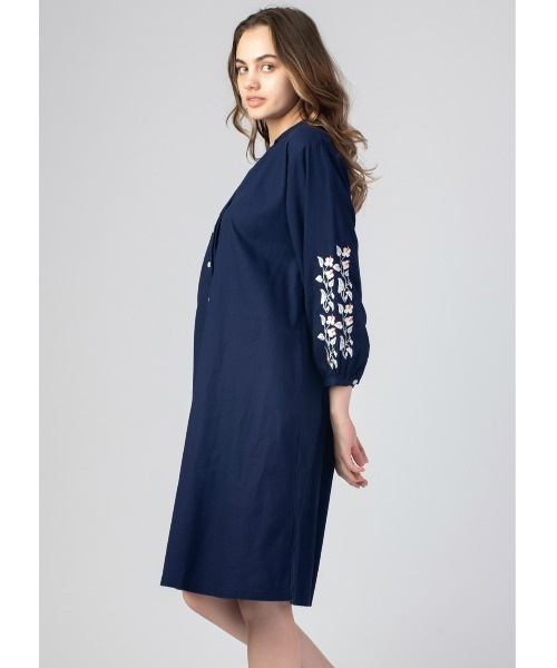 Design Tshirts Store graniph(デザイン ティーシャツ ストア グラニフ)の「どくだみ(竹久夢二)|コラボシャツワンピース(シャツワンピース・レディース・ネイビー・FREE)」の2枚目の写真