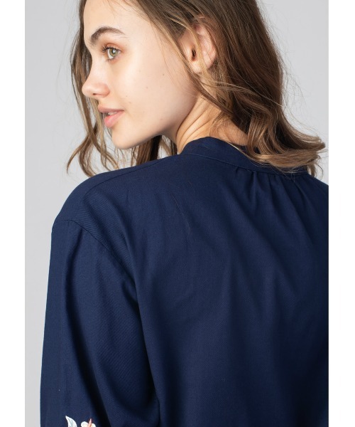 Design Tshirts Store graniph(デザイン ティーシャツ ストア グラニフ)の「どくだみ(竹久夢二)|コラボシャツワンピース(シャツワンピース・レディース・ネイビー・FREE)」の3枚目の写真