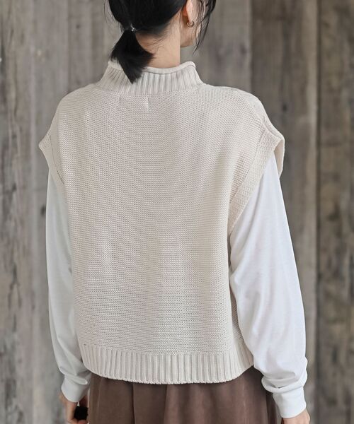 rps(アールピーエス)の「ロールネックケーブルニットベストアンサンブル(ベスト・レディース・グレイッシュベージュ/グリーン/アイボリー/ピンク/チャコールグレー/カーキ・M/フリー)」の8枚目の写真