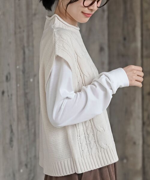 rps(アールピーエス)の「ロールネックケーブルニットベストアンサンブル(ベスト・レディース・グレイッシュベージュ/グリーン/アイボリー/ピンク/チャコールグレー/カーキ・M/フリー)」の11枚目の写真