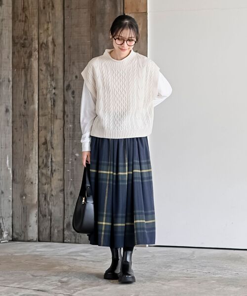 rps(アールピーエス)の「ロールネックケーブルニットベストアンサンブル(ベスト・レディース・グレイッシュベージュ/グリーン/アイボリー/ピンク/チャコールグレー/カーキ・M/フリー)」の21枚目の写真