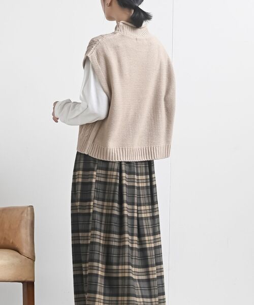 rps(アールピーエス)の「ロールネックケーブルニットベストアンサンブル(ベスト・レディース・グレイッシュベージュ/グリーン/アイボリー/ピンク/チャコールグレー/カーキ・M/フリー)」の7枚目の写真