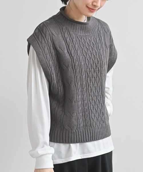 rps(アールピーエス)の「ロールネックケーブルニットベストアンサンブル(ベスト・レディース・グレイッシュベージュ/グリーン/アイボリー/ピンク/チャコールグレー/カーキ・M/フリー)」の2枚目の写真