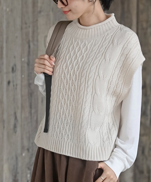 rps(アールピーエス)の「ロールネックケーブルニットベストアンサンブル(ベスト・レディース・グレイッシュベージュ/グリーン/アイボリー/ピンク/チャコールグレー/カーキ・M/フリー)」の1枚目の写真