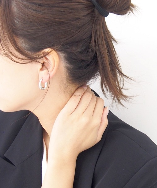 SALON（サロン）の「金具が目立たないぷっくりフープイヤリング（イヤリング・レディース・ゴールド/シルバー・FREE）」の7枚目の写真