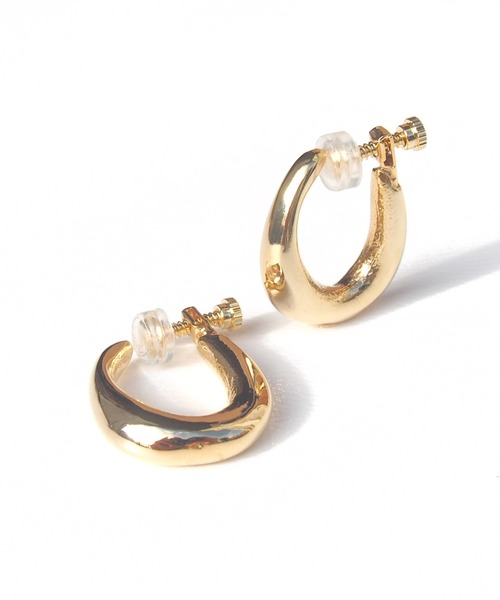 SALON（サロン）の「金具が目立たないぷっくりフープイヤリング（イヤリング・レディース・ゴールド/シルバー・FREE）」の4枚目の写真