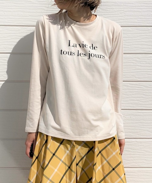 Q（キュー）の「レタードロンT（Tシャツ/カットソー・レディース・ベージュ/オリーブ・MEDIUM）」の2枚目の写真