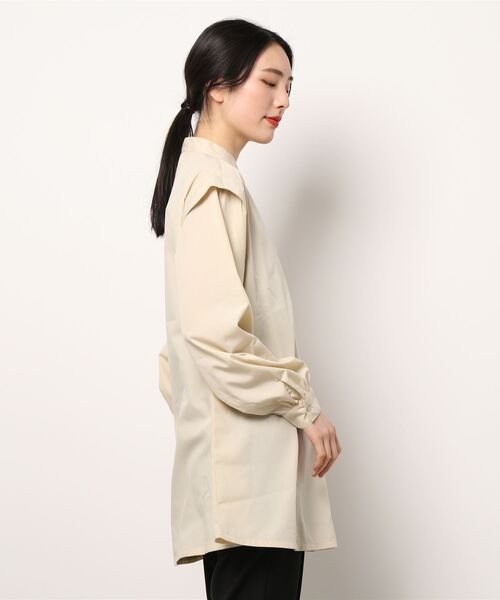 Lugnoncure(ルノンキュール)の「肩タックブラウス(シャツ/ブラウス・レディース・オフホワイト/チャコール/ベージュ・フリ-)」の4枚目の写真