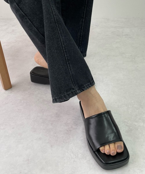 LE MORE（リモア）の「バルキーヒール厚底サンダル（サンダル・レディース・ブラック/イエロー/アイボリー・24.0cm/25.0cm/23.5㎝/24.5㎝/23.0cm）」の4枚目の写真