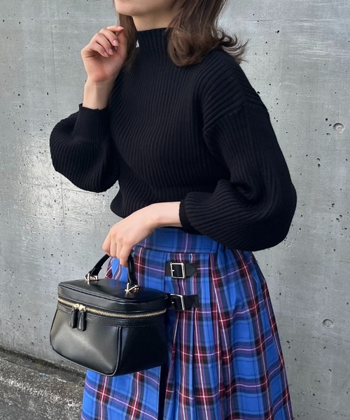 frames RAY CASSIN（フレームスレイカズン）の「ボトルネックボリュームスリーブリブプルオーバー（ニット/セーター・レディース・ブラック/オフホワイト/イエロー/ブルー/グリーン/ラベンダー/ライトピンク/ワイン/グレイッシュベージュ/イエロー×グリーン/ブラック系・FREE）」の2枚目の写真