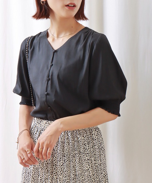 libelle more（リベル モア）の「E/ツイル　シャーリングブラウス（シャツ/ブラウス・レディース・ブラック/グレー/オフホワイト/サンドベージュ/マスタード・M/L）」の2枚目の写真