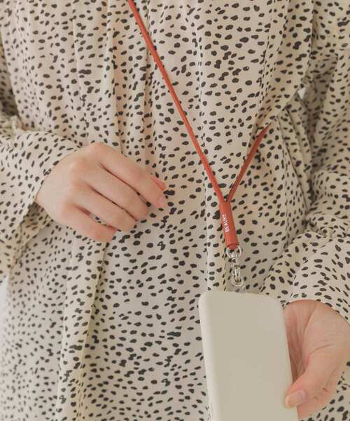 RODE SKO（ロデスコ）の「BEAU’RE　モバイルレザーストラップ（スマホケース/カバー・レディース・ホワイト/ブラック/ベージュ/オリーブ/パープル/ブラウン系その他/グレー/ブラウン/シルバー・ONE）」の14枚目の写真