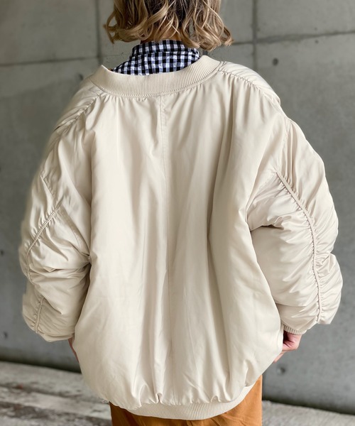 Java（ジャバ）の「《JaVaジャバ コラボ》イケメンNo.1！袖シャーリングボリュームシルエット中綿入りMA-1ブルゾン（MA-1・レディース・ベージュ/ブラック/アイボリー・X-LARGE/LARGE/MEDIUM）」の4枚目の写真