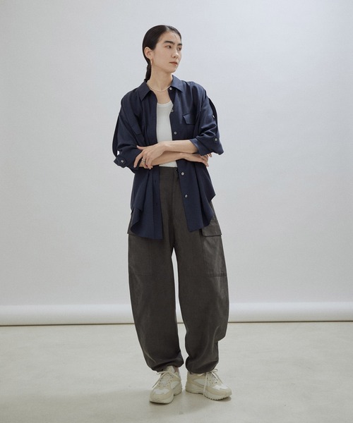 SALON adam et rope'(サロン アダム エ ロペ)の「【セットアップ対応・サステナブル】【洗える】リヨセルツイルオーバーシャツ(シャツ/ブラウス・レディース・ネイビー/ブルー系その他4・FREE)」の11枚目の写真