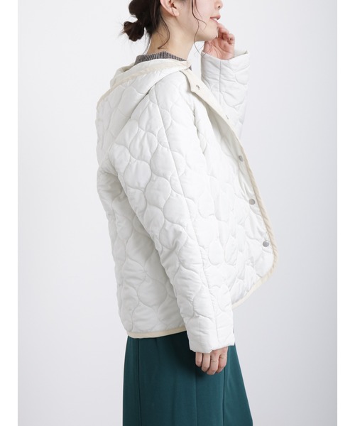 Samansa Mos2 blue（サマンサモスモスブルー）の「フード取外し2WAYキルトジャケット（その他アウター・レディース・ブラック/ベージュ/キナリ・ﾌﾘ-）」の6枚目の写真