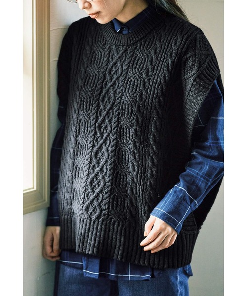 and myera（アンド マイラ）の「ａｎｄ　ｍｙｅｒａ　大きなニットベスト（ベスト・レディース・アイボリー/ブラック・MEDIUM/LARGE/X-LARGE）」の2枚目の写真