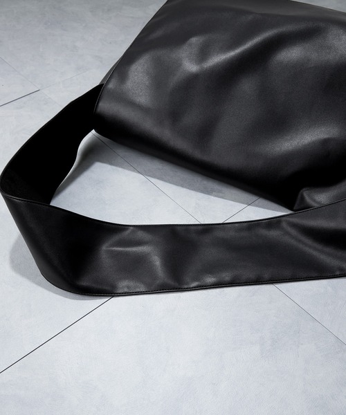 ENDER PRODUCTS（エンダープロダクツ）の「シンセティックレザー ワイドストラップ ビッグフラップショルダーバッグ【ENDER PRODUCTS/エンダープロダクツ】（ショルダーバッグ・メンズ・ブラック/アイボリー・FREE）」の11枚目の写真