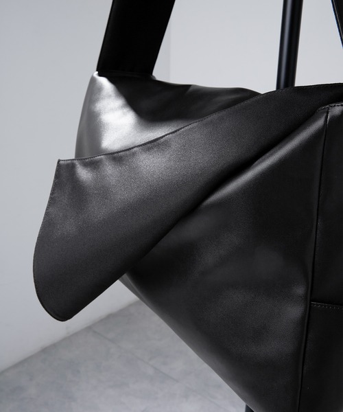 ENDER PRODUCTS（エンダープロダクツ）の「シンセティックレザー ワイドストラップ ビッグフラップショルダーバッグ【ENDER PRODUCTS/エンダープロダクツ】（ショルダーバッグ・メンズ・ブラック/アイボリー・FREE）」の12枚目の写真