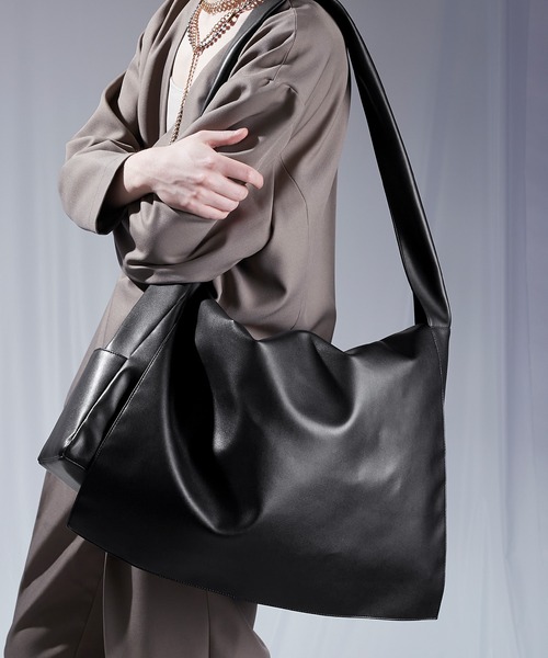 ENDER PRODUCTS（エンダープロダクツ）の「シンセティックレザー ワイドストラップ ビッグフラップショルダーバッグ【ENDER PRODUCTS/エンダープロダクツ】（ショルダーバッグ・メンズ・ブラック/アイボリー・FREE）」の3枚目の写真