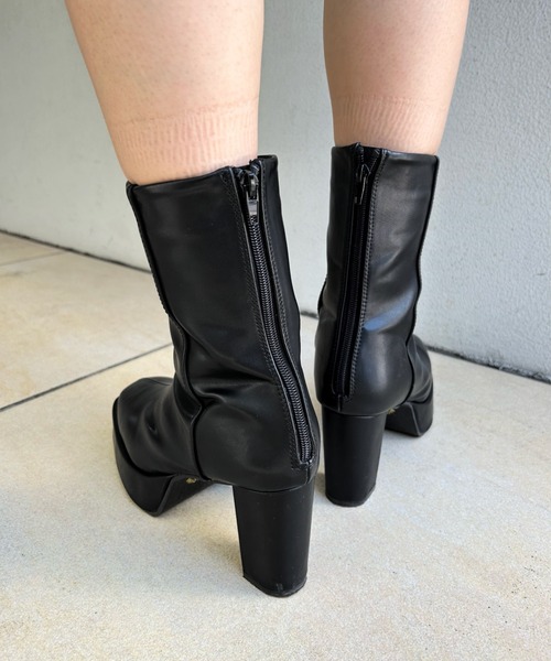 WHO'S WHO gallery（フーズフーギャラリー）の「厚底ヒールミドルブーツ（ブーツ・レディース・シルバー/ブラック・LARGE/MEDIUM）」の4枚目の写真