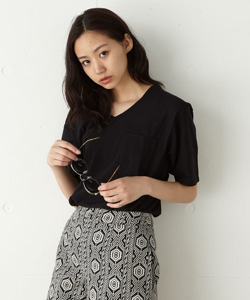 MOUSSY（マウジー）の「ROUND HEM V/N TEE（Tシャツ/カットソー・レディース・ベージュ/ネイビー/ホワイト/ブラック・FREE）」の3枚目の写真