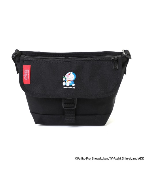 Manhattan Portage(マンハッタンポーテージ)の「Manhattan Portage/マンハッタンポーテージ ショルダーバック "ドラえもん" MESSENGER BAG FLAP ZIPPER POCKET DORAEMON 25 MP1603FZPDORA25(メッセンジャーバッグ・メンズ・ブラック×レッド・FREE)」の2枚目の写真
